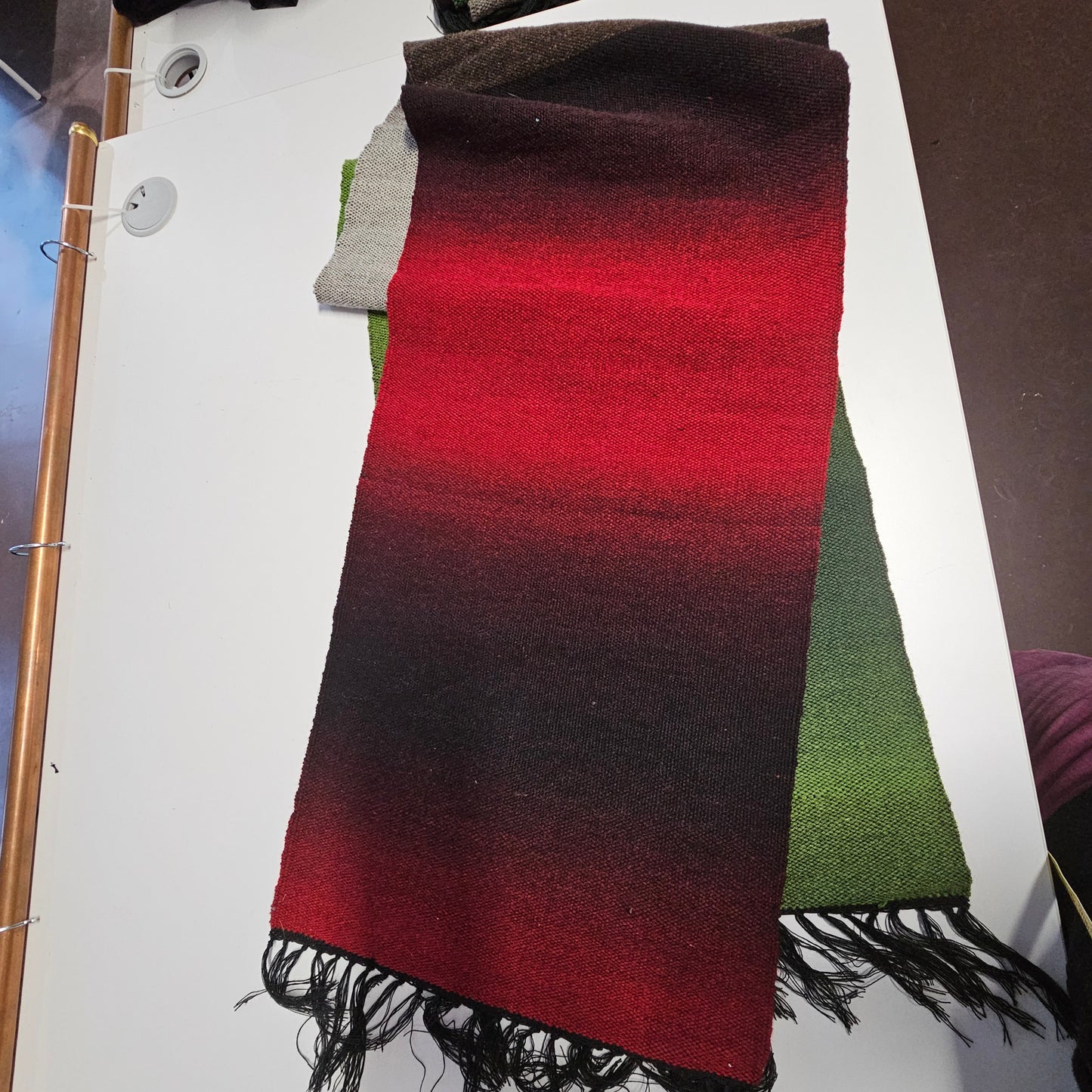 Punavihreä kaulahuivi