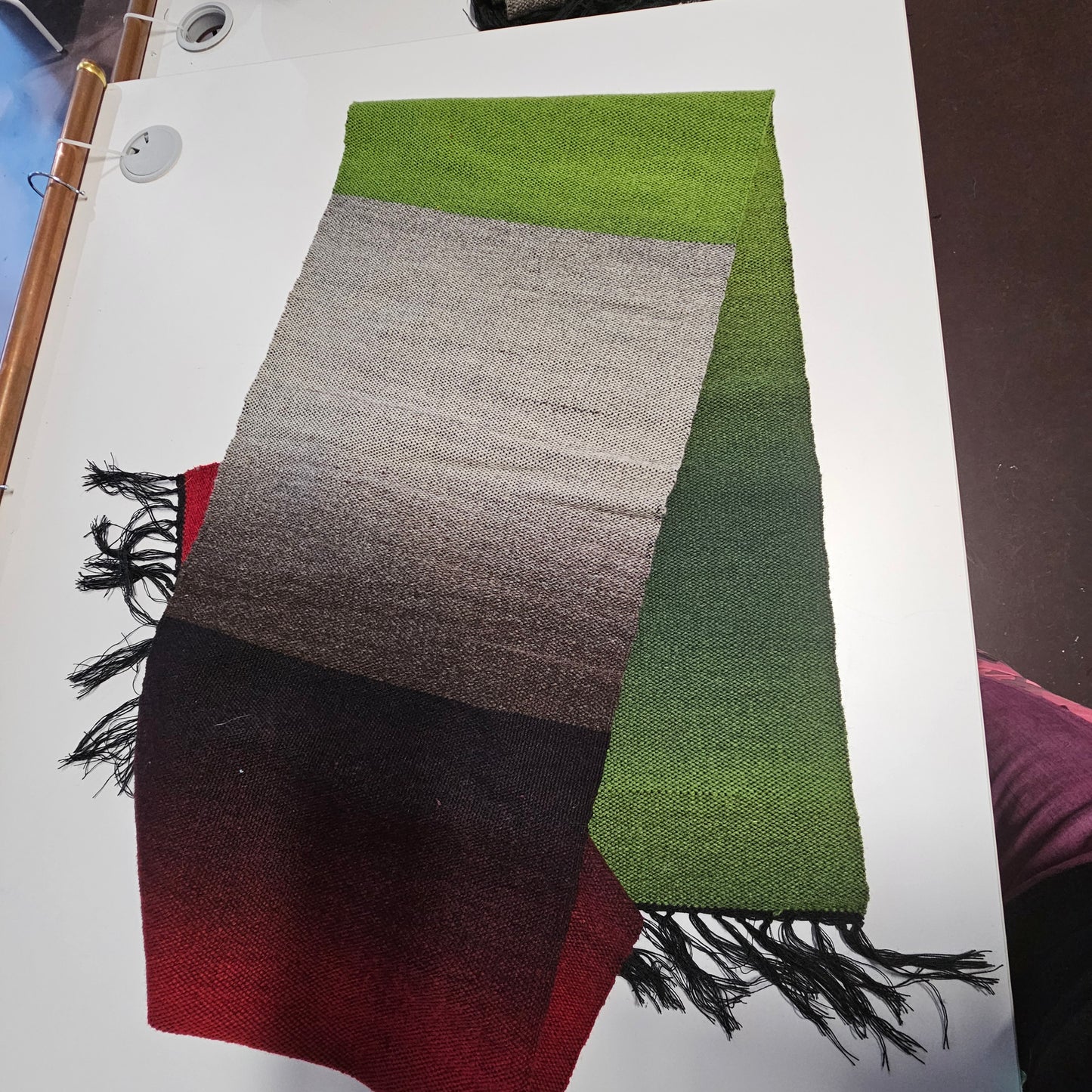 Punavihreä kaulahuivi